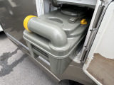 カセットトイレの処理はとても簡単!専用の溶剤をブラックタンクに入れて水洗トイレに流すだけ!