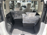 後部座席を前にスライドさせるとさらに荷室が広くなります!お問い合わせはTEL06-6430-1230 E-mail cars_genesis2007@yahoo.co.jpまで!!☆