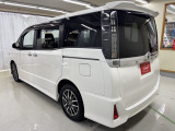【雨の日も大丈夫】 雨の日や夜に中古車は選びにくいですよね。でも当店なら安心。電話予約を頂ければ明るい屋根下へ移動しておきます。じっくりご覧いただけますヨ(^^)v