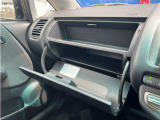 収納スペースも結構あり使い勝手のいいお車になっております。お好きな物を収納してドライブへ出かけましょう。