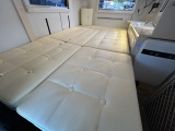ダイネットも簡単にベッド展開可能です!寸法は215cm&times;117cmとなっております!