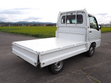 便利な3方開きで普通の軽トラとしても使用できますし、ダンプとしても使える便利なお車です。積載物が満載でも、農道のポルシェと呼ばれるサンバー4WDスーパーチャージャー4気筒エンジンは力強く走ります