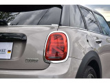 【気持ち良くご納車致します】仕上げ専門スタッフによる、専用ポリッシャーによるボディの磨き仕上げ、ホイール、タイヤハウス内側の清掃、内装の抗菌クリーニング、各部スイッチ、ハンドル、細部の清掃を行います。