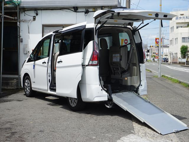 セレナ  チェアキャブスロープ車いす2名仕様
