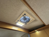 室内の空気を循環できるルーフベントも装備しています!