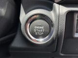 【エンジンSTART/STOPボタン】カバンやポケットに入れたままでもエンジンのオン・オフが可能なスマートキーを装備。ドアの施錠・解錠時もカギを取り出す必要が無いからとっても便利です!