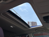 【サンルーフ】車内にいながら青空や星空観察ができるので、大人も子供も楽しめる大人気の装備です!
