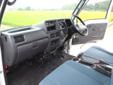 軽トラとしてはとても綺麗な運転席、助手席と室内です。 室内は大きな荒れのない比較的綺麗な状態です。是非一度お車をご覧下さい。お車は1台限りで気になりましたら、09046440671迄、ご予約下さい