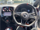 NISMO専用ステアリングハンドル、NISMOレッドが入った内装で特別な1台となっております。