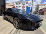 ロングノーズ&ワイドボディが美しいF-TYPE Coupe。見る角度によって表情を変えるブラックベリー・プレミアムメタリックも注目です。