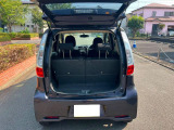 リアゲートを開けた状態です。荷室スペースをご確認いただけます。