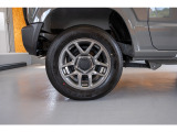 純正仕様の足元。ここからお好みのホイールやタイヤへカスタムするのもおすすめです。