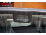 フロントガラス上部には安全運転支援用のセンサーを装備。衝突被害軽減ブレーキなど、安心のドライブをサポートします。