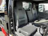 車内シート、一部小さな切れ箇所有りますが、目立つ破れやへたり出ておりません♪