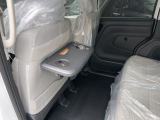 ☆運転席・助手席の後ろにテーブルが付いているので休憩時に便利です。お見逃し無く!!お問い合わせはTEL06-6430-1230 E-mail cars_genesis2007@yahoo.co.jpまで!!☆