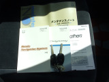 新車時保証書メンテナンスノート完備。キーレスキーが2個あります。