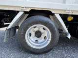 右側後方タイヤ:山あります。日野デュトロフルフラットローダンプ 平成28年,車検令和9年4月,積載3トン,アイドリングストップ,ECO,トラクションコントロール,アイドルストップアシスト,ドラレコ,取説書,他