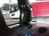死角が見えるルームミラー。