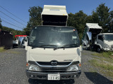 前面:便利なオートサイドミラー!!安心のフォグランプ付きです。 H28日野デュトロフルフラットローダンプ積載3トン,車検R9.4,ダンプ昇降良好です!! 栃木県栃木市『道の駅みかも』様ヨコ,ハイトレーディング