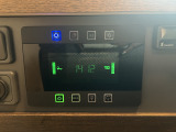 トイファクトリーのキャンピングカーには電装品集中パネルがございます!電圧や各種照明、FFヒーター、インバーターなどはコチラで操作できます!