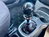 5速マニュアル車。NISMOロゴ入りシフトノブを装着しています。