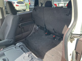 リアシートは跳ね上げて荷物も積み込めます。