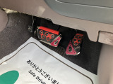 足元にはアルミ製ペダル付き