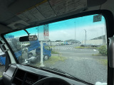 フロントガラス:フロントガラスにヒビ割れ無しです。ガラスの向こうにみえますのは、『道の駅みかも』様大型車駐車場!!連日多くのドライバー様が休憩されています。ぜひ当店へもお立ち寄りいただけますと幸いです♪