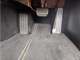 運転席足下 綺麗に清掃されています。