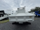 後面・荷台:後面および荷台に目立つ凹凸無しです。比較的状態の良い外装をしています。遠方のお客様にもご満足いただけますよう努めております。動画送信やビデオ通話など承りますので、お気軽にお申し付けくださいませ♪