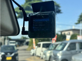 ●【ドライブレコーダー】安心・安全なカーライフに必須のドライブレコーダーを装備!走行中はもちろん、あおり運転や事故に遭遇した際の状況も映像で記録し、万一のリスクに備えます。
