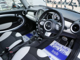 すっきりとしたシンプルな内装の造りは欧州車の魅力!細部にまでこだわり抜かれたデザインが自慢ですので是非じっくりとご覧くださいませ。