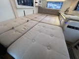 ダイネットも簡単にベッド展開可能です!寸法は210cm&times;118cmとなっております!