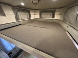 ポップアップルーフにも就寝スペースがございます!寸法は155cm&times;135cmとなっております!