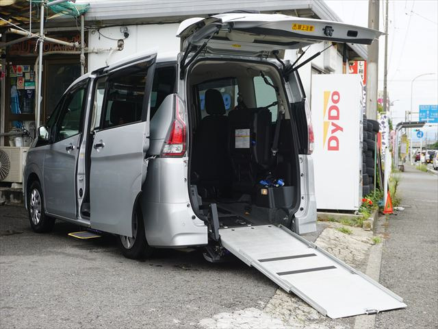 セレナ 2.0 B チェアキャブ スロープタイプ 車いす2名仕様 2列目3列目電動ウィンチリ...