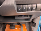 ETC車載器は運転席の足元にビルトイン。カードの出し入れがしやすいので抜き忘れ防止にもなりますね。