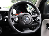 レザーステアリング[オーディオリモコン内蔵]やチルトステアリング機構、運転席シートリフター、CABANA製センターアームレスト[格納タイプ]などその他、充実の装備内容となっております!!