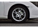 【気持ち良くご納車致します】仕上げ専門スタッフによる、専用ポリッシャーによるボディの磨き仕上げ、ホイール、タイヤハウス内側の清掃、内装の抗菌クリーニング、各部スイッチ、ハンドル、細部の清掃を行います。