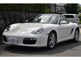 【気持ち良くご納車致します】仕上げ専門スタッフによる、専用ポリッシャーによるボディの磨き仕上げ、ホイール、タイヤハウス内側の清掃、内装の抗菌クリーニング、各部スイッチ、ハンドル、細部の清掃を行います。