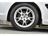 【気持ち良くご納車致します】仕上げ専門スタッフによる、専用ポリッシャーによるボディの磨き仕上げ、ホイール、タイヤハウス内側の清掃、内装の抗菌クリーニング、各部スイッチ、ハンドル、細部の清掃を行います。