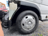 右側前方タイヤ:山あります。☆トラックダンプ専門☆各メーカー取扱多数ございます!!大型から小型まで!!クレーンやローダーも!!働く車を多種ご用意しています☆