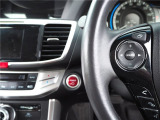 ハンドル左側には各機能の操作ボタンが御座います。運転中でも手を放さずに操作が出来ますお車は1台限りです。お車は展示場に保管していませんので、商談予約は09046440671迄必ずお電話にてご予約下さい