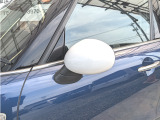 ホワイトルーフに合わせてミラーもホワイトになってます。電動格納式になので狭い駐車場などでは便利です。