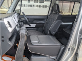 更に助手席の背もたれを倒せばテーブルに早変わり。ドライブ先での休憩も出来ますし後席に座って足を伸ばしたり、場合によっては車中泊まで出来ちゃいますよ♪