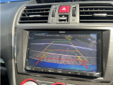 バックカメラも装備されておりますのでしっかりと後方を確認しながら駐車が可能です。安心して駐車が出来るのはポイントが高いです。オススメの装備です。