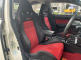 タイプR専用のRスペックシートが装備されております。ホールド性もしっかりあり長距離運転でもあまり疲れません。見た目もかっこいいのでオススメのシートです。