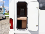 リア常設2段ベッドへは外部扉から荷物の出し入れ可能です♪
