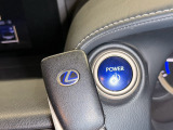 【スマートキー】 車内へのアクセス楽々、今や必須アイテムの「スマートキー」には、キー複製防止「イモビライザー」まで備わっております。