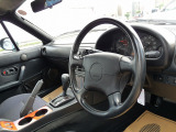 純正MOMO製のステアリングのスレも少なく状態の良いお車になります。