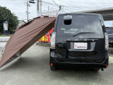 こちらのお車は当店オリジナルセットのライトキャンピングカー「車中泊しよう車」 です。